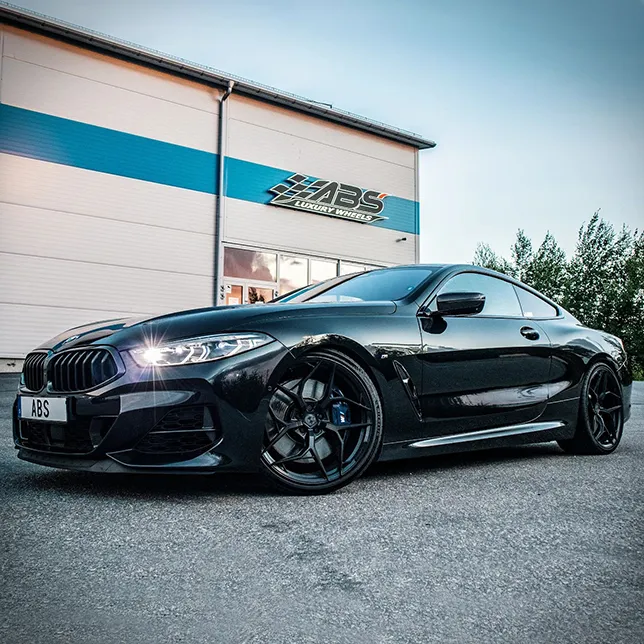 ABS F33 en un BMW negro