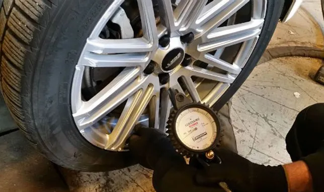 Conecta el medidor de presión de neumáticos y lee el resultado.